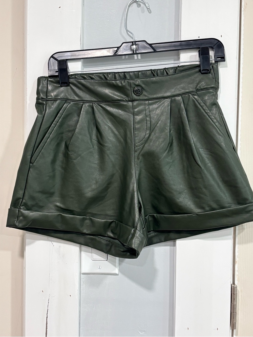Sincerely Jules Women’s Small Olive Green Faux Leather High Rise Shorts NWT